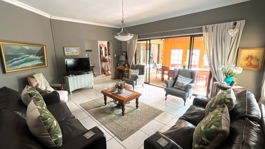 4 Bedroom Property for Sale in Langenhovenpark Free State